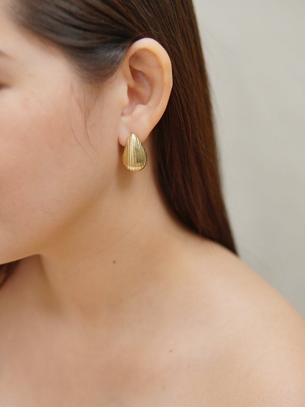 Kalea Rippled Teardrop Stud Earrings in Gold