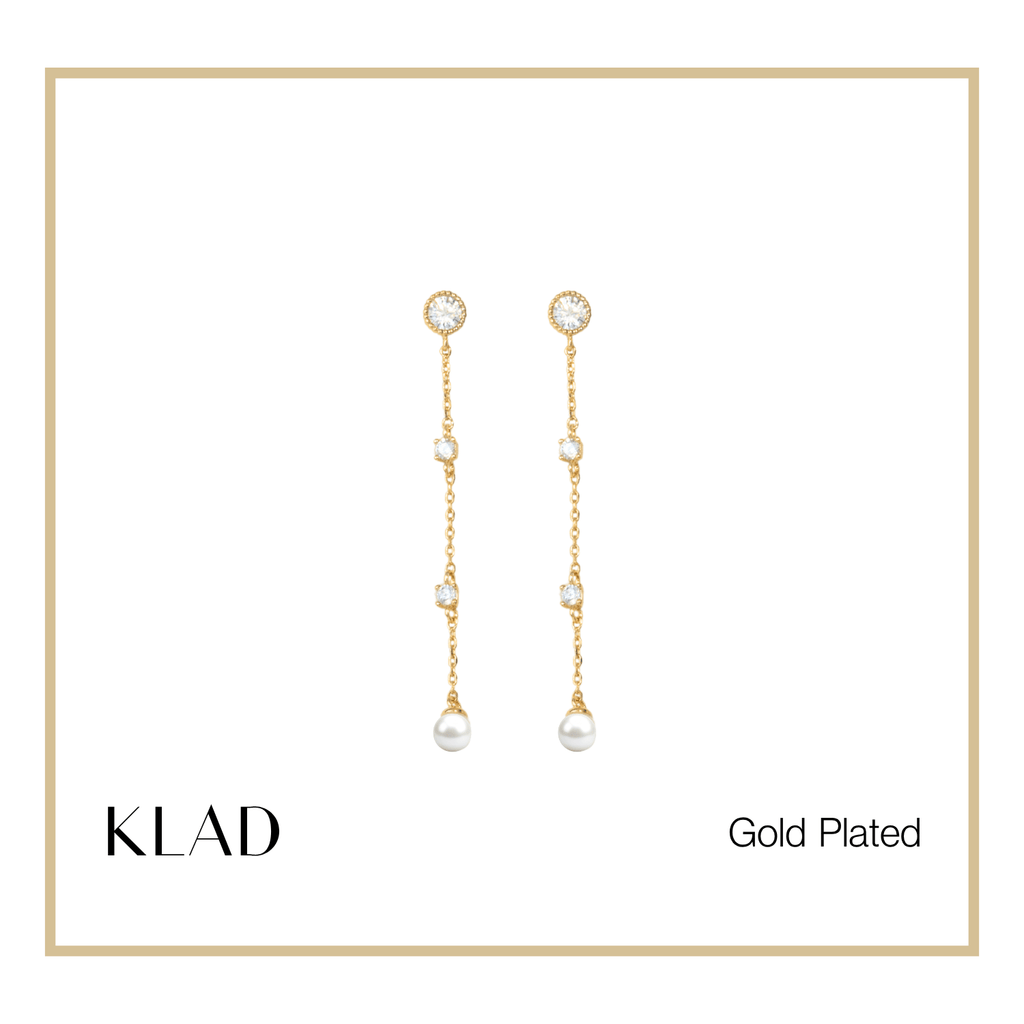 Bonnie Thin Dangling Earrings in Gold