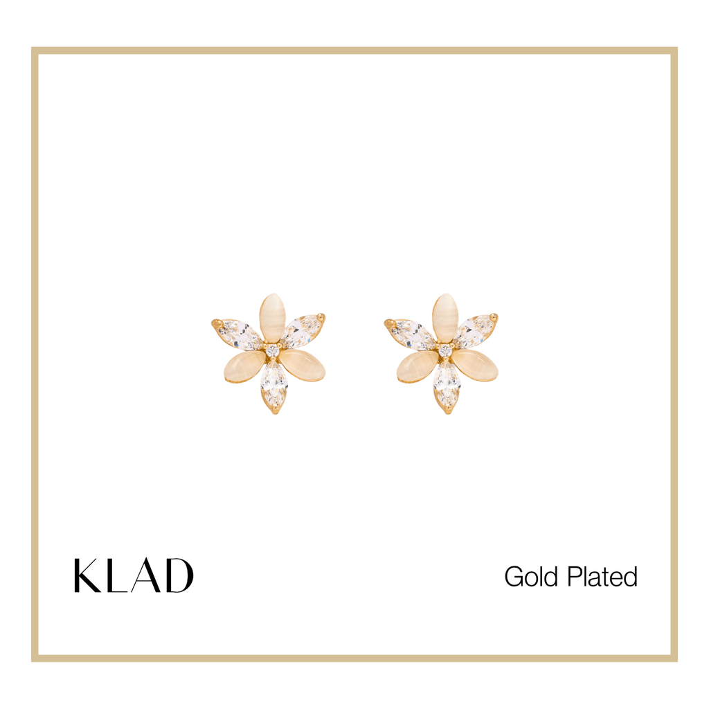 Eva Stud Earrings in Gold