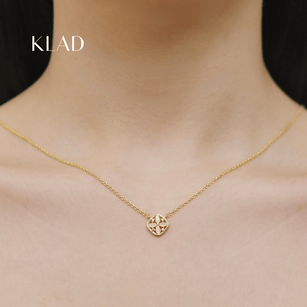 Carelle Jewelry Set in Gold