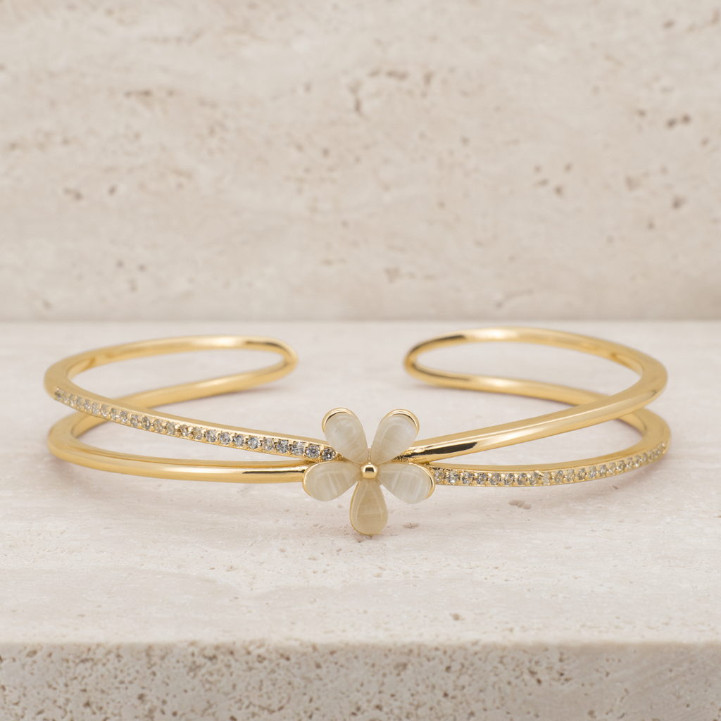 Cynia Bangle in Gold
