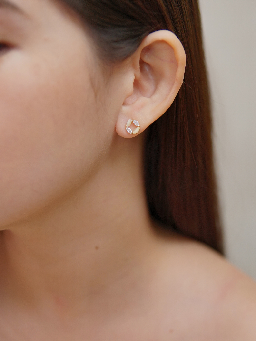 eisther stud earrings in gold