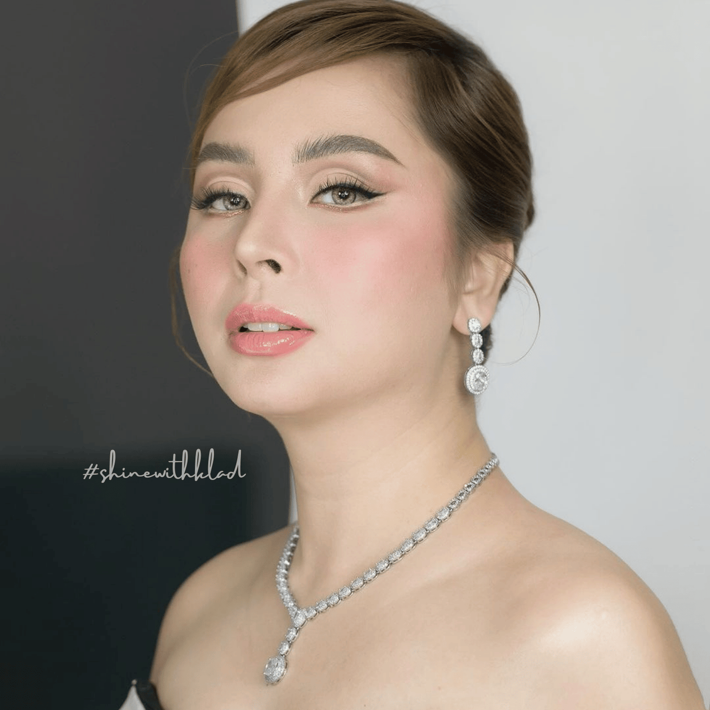 elcie set in gold