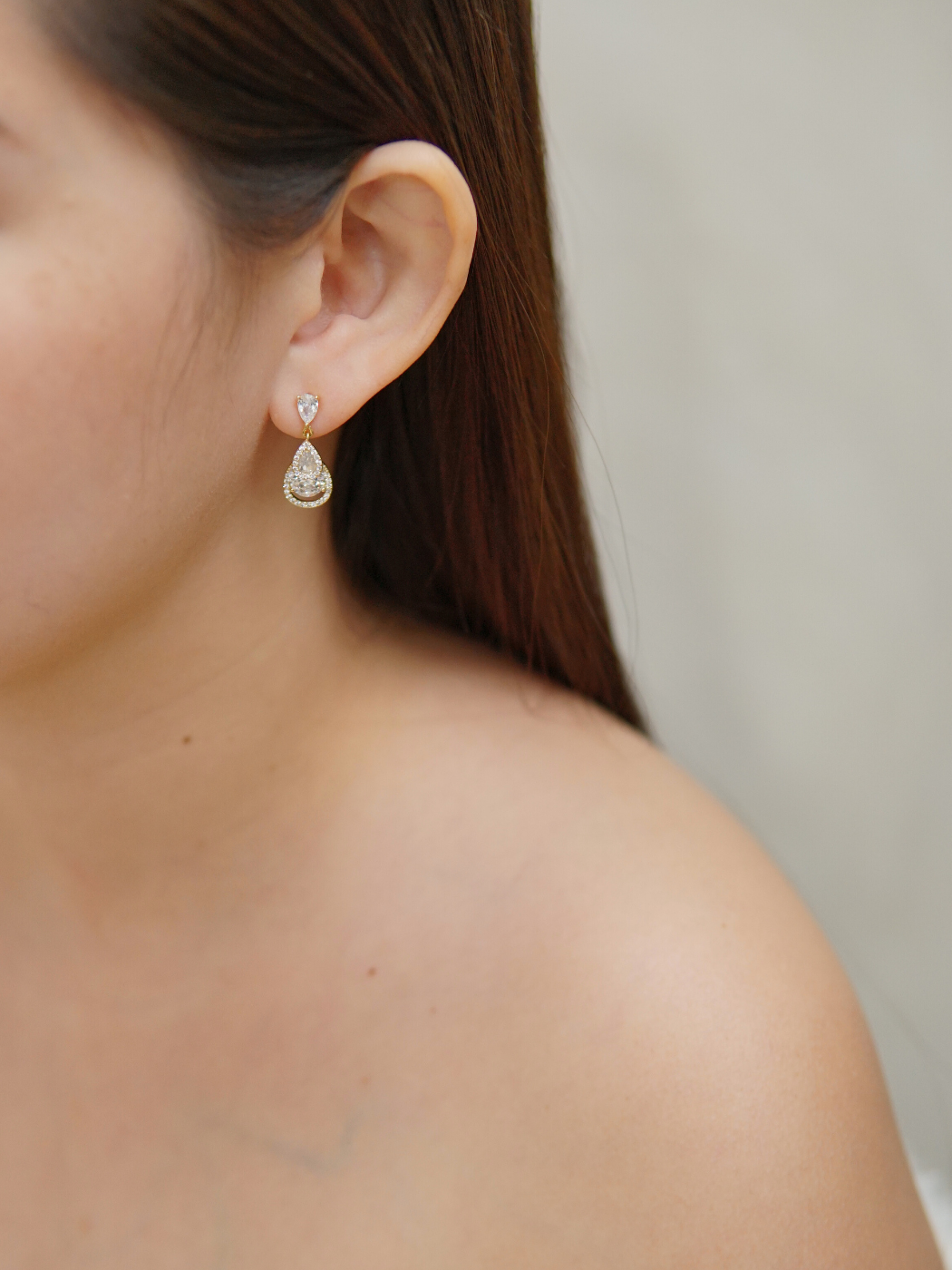 eli stud earrings in gold