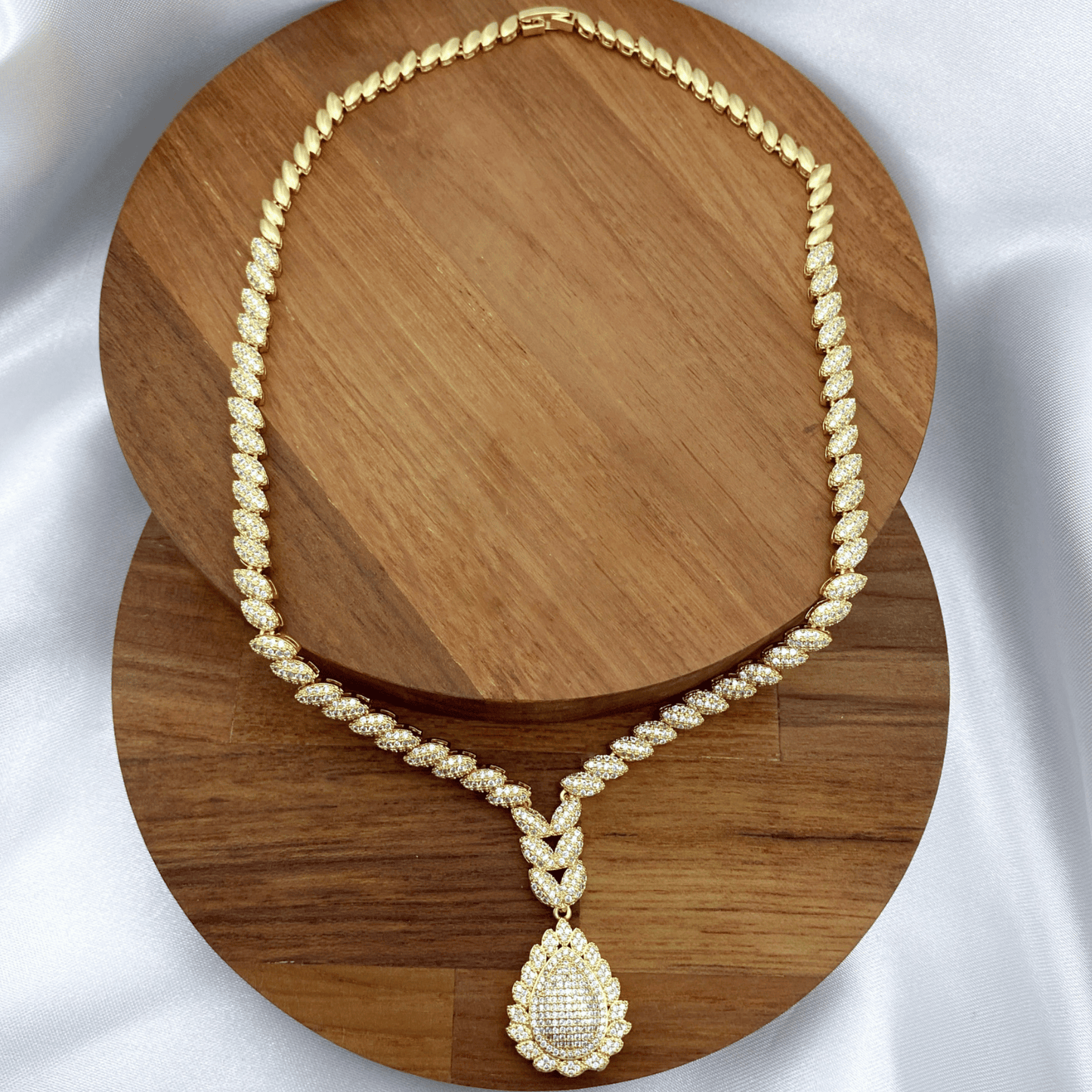 evelle set in gold