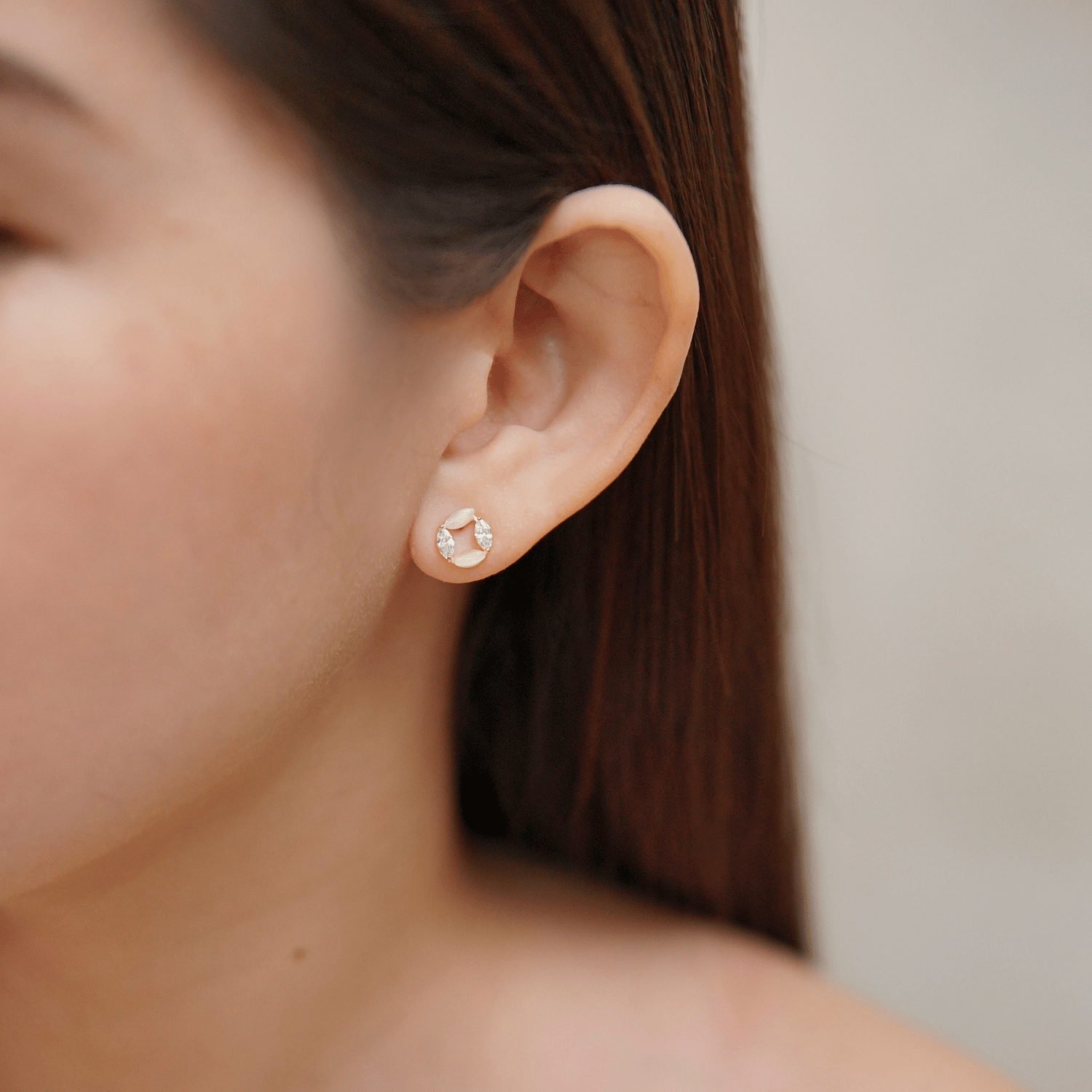 Eisther Stud Earrings in Gold