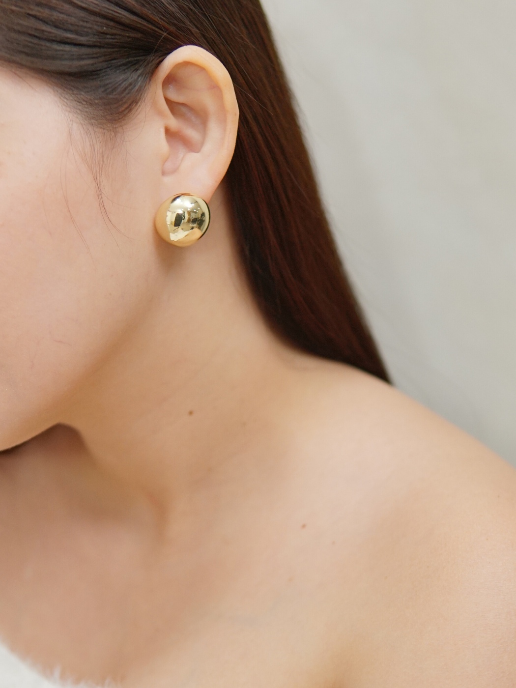 karyna spherical stud earrings in gold