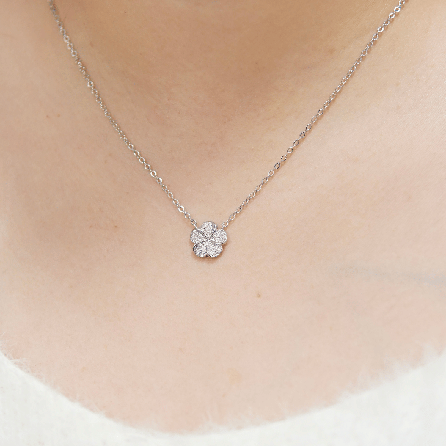 Meera Jewelry Set in Rhodium