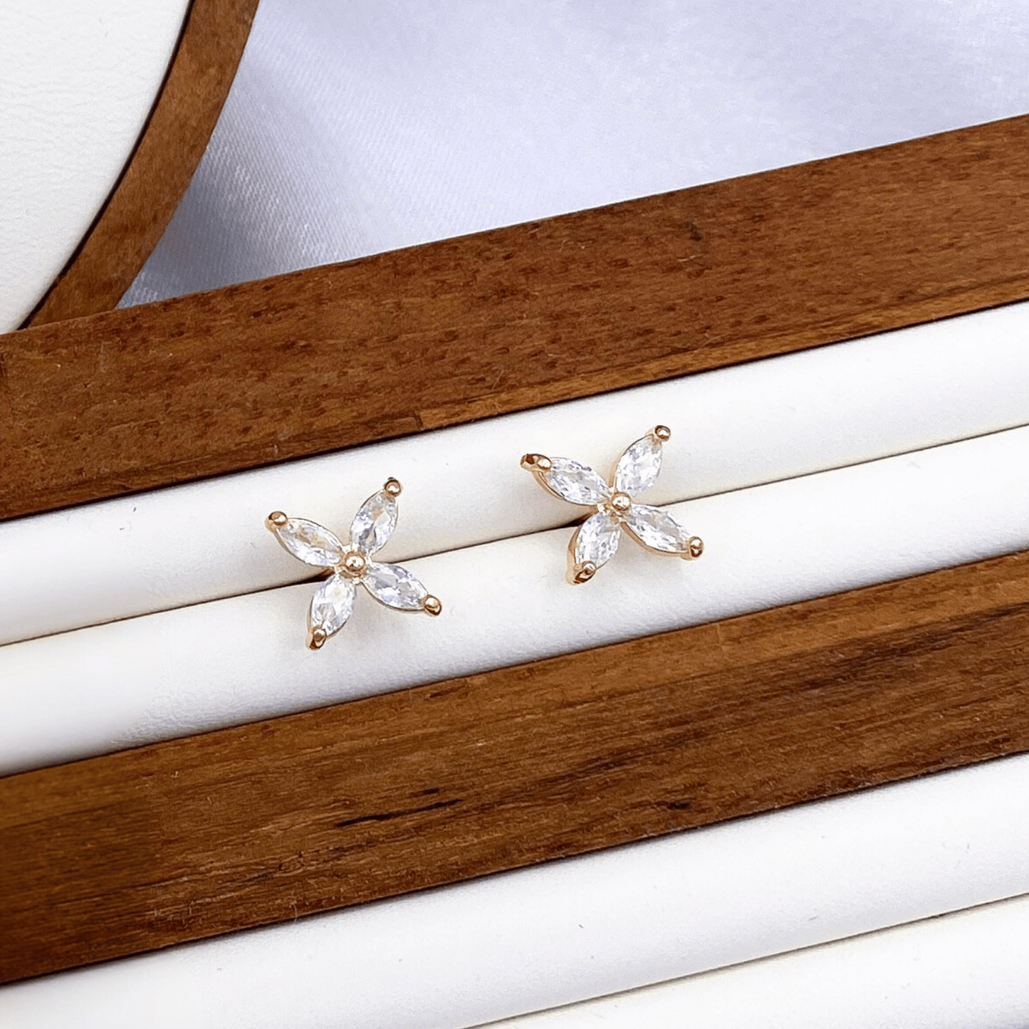 zelise set in gold