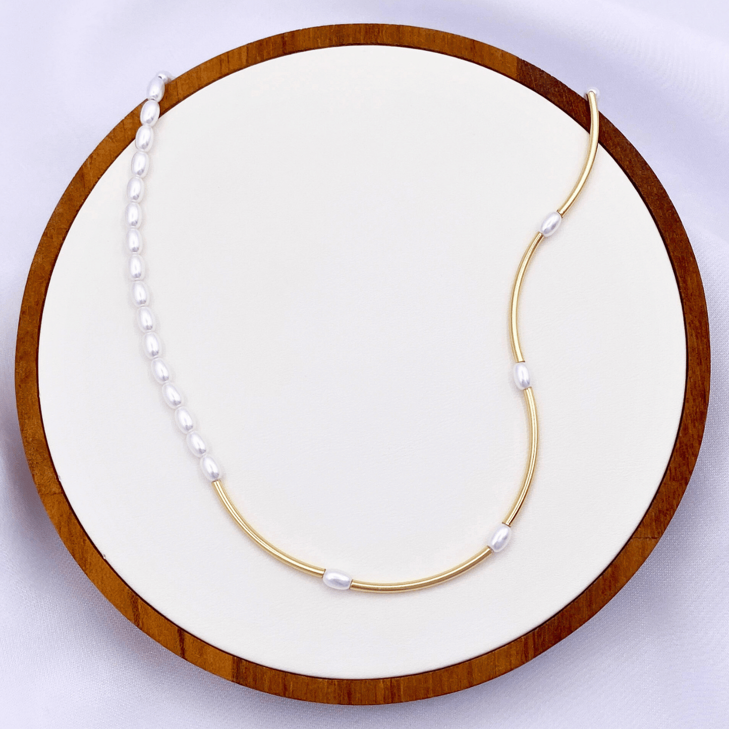 xeta pearl necklace in gold