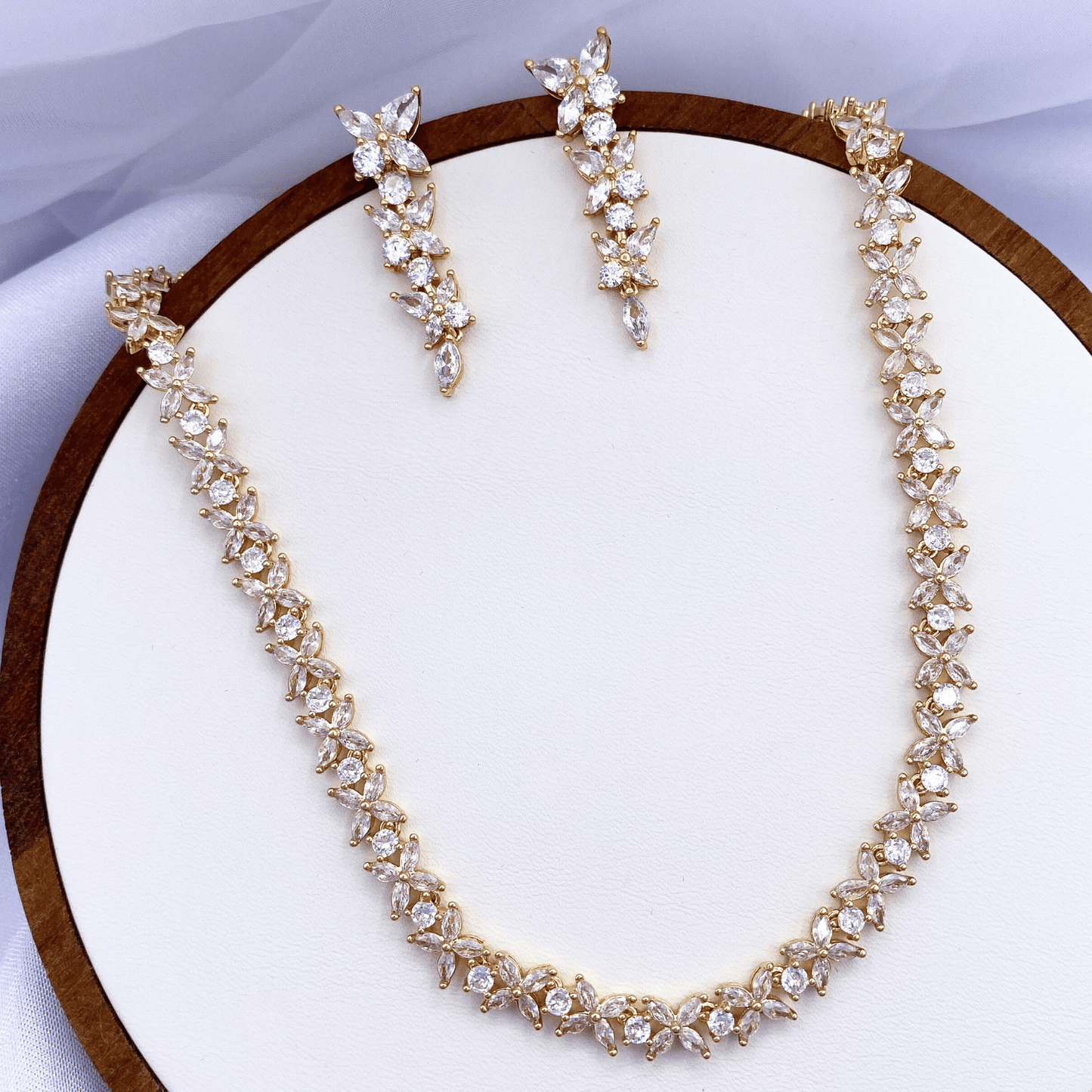 zelise set in gold